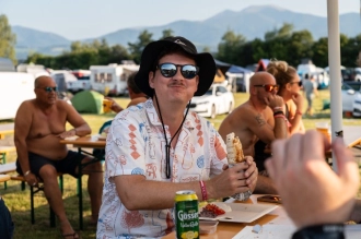 Du petit déjeuner au barbecue. La restauration est disponible au camping de 07h00 à 22h00.