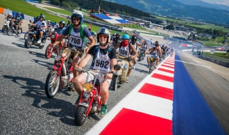 Rondje Red Bull Ring op je 50cc brommer – ja, zo’n ouderwetse knettermobiel!
