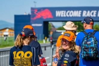 Une piste cyclable et un chemin piétonnier, éclairés même la nuit, mènent directement du camping à l'entrée principale du RedBull-Ring.