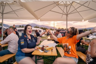 Das schmeckt und macht gute Laune. Knusprige Pizza und feurige Tacos gibt es in unserem Gastrobereich.