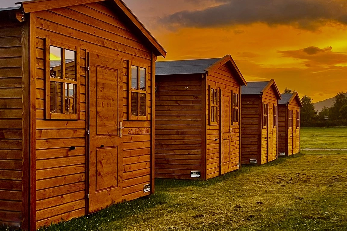 Beaux chalets en bois pour une expérience de glamping particulièrement relaxante lors des événements F1, MotoGP, DTM et AirPower.