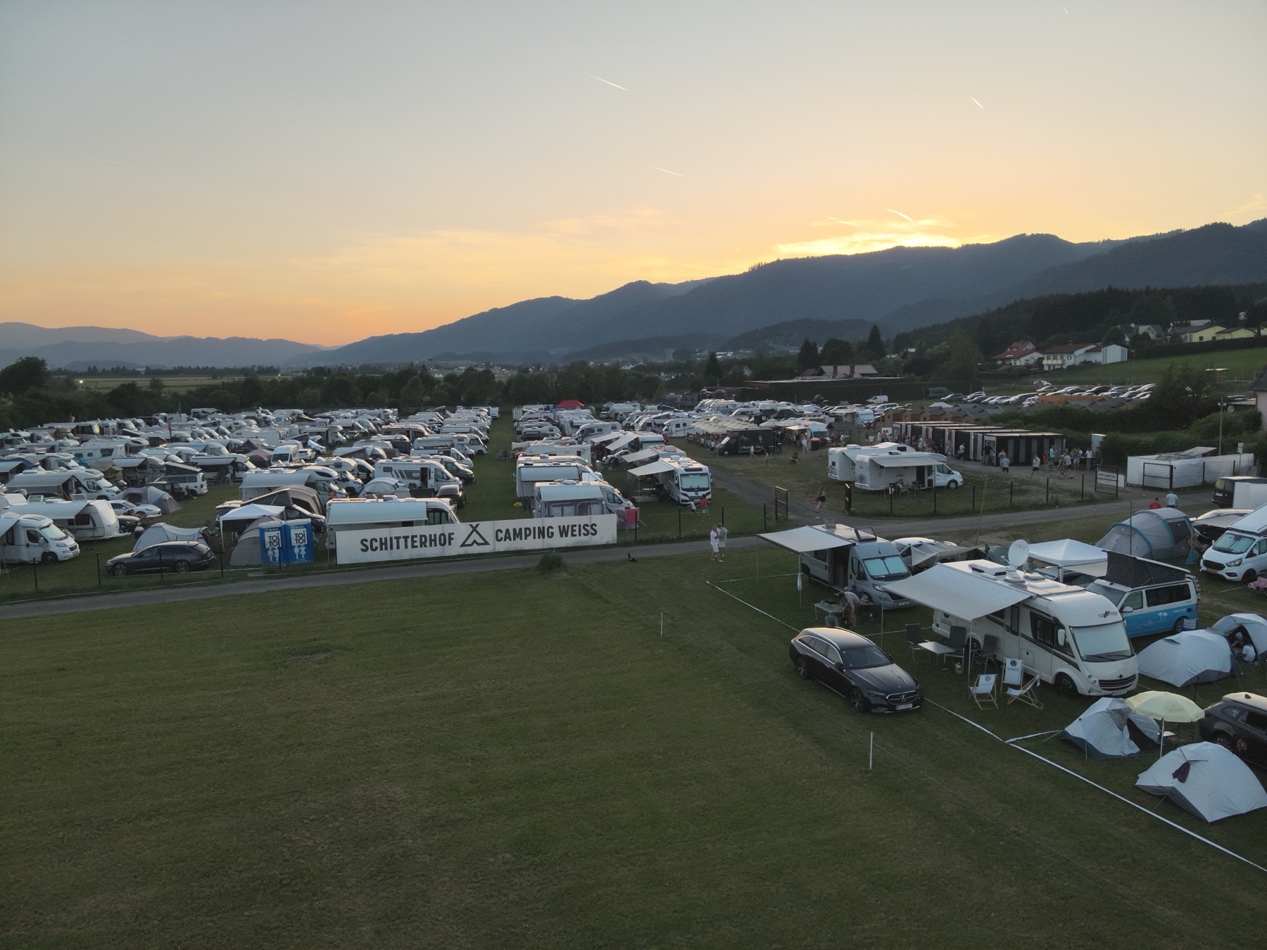Schitterhof CAMPING WEISS bei Sonnenuntergang — Basislager fürs F1-Wochenende am Red Bull Ring