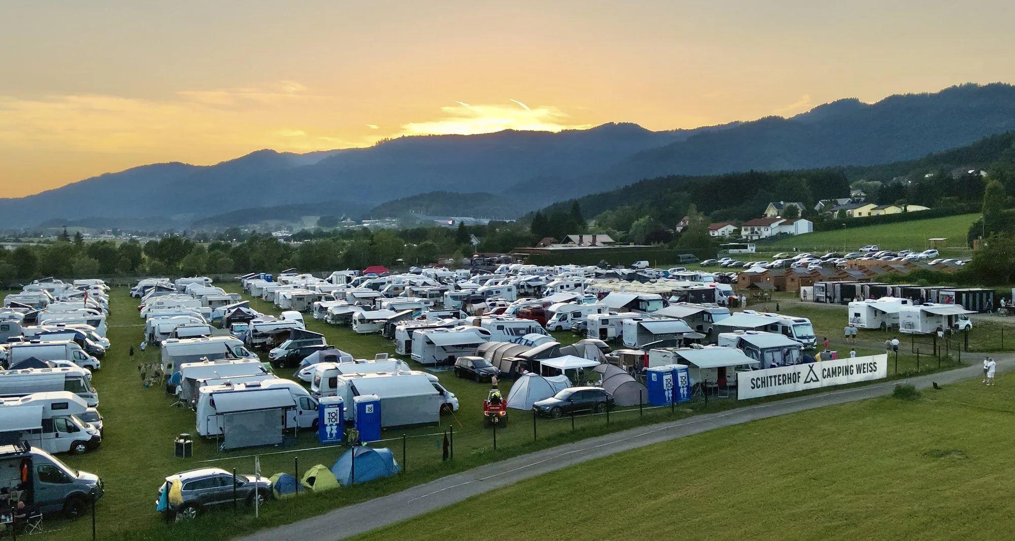 Schitterhof CAMPING WEISS ob sončnem zahodu — bazni tabor za F1 vikend ob Red Bull Ringu