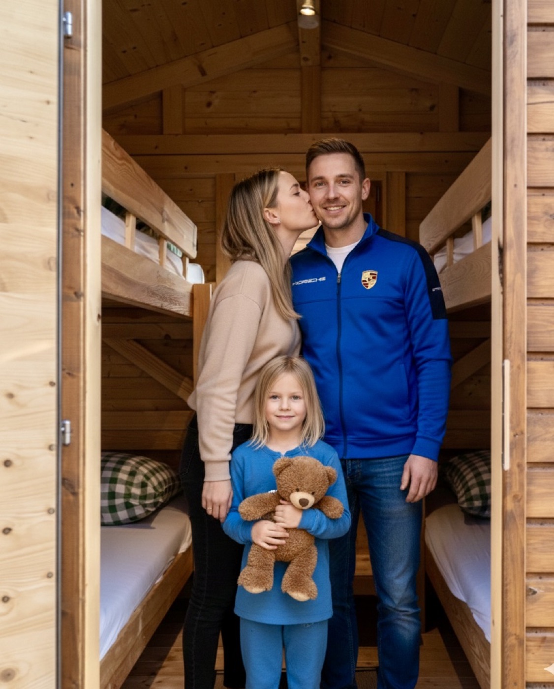 Familie im Holzchalet am Campingplatz Red Bull Ring — 4 Schlafplätze