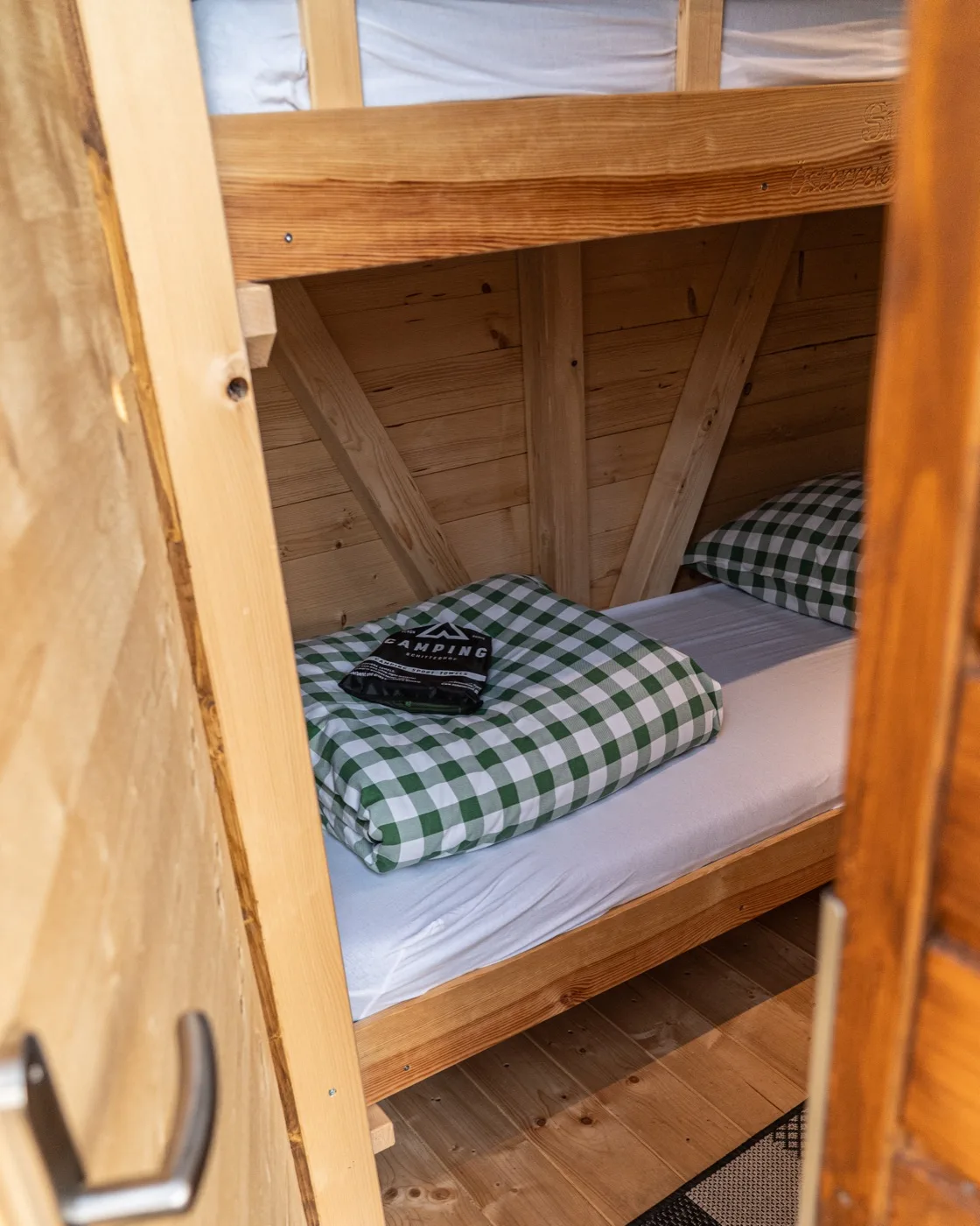 Stockbett im Holzchalet, frisch bezogen — Betten aus Schlafkiefer