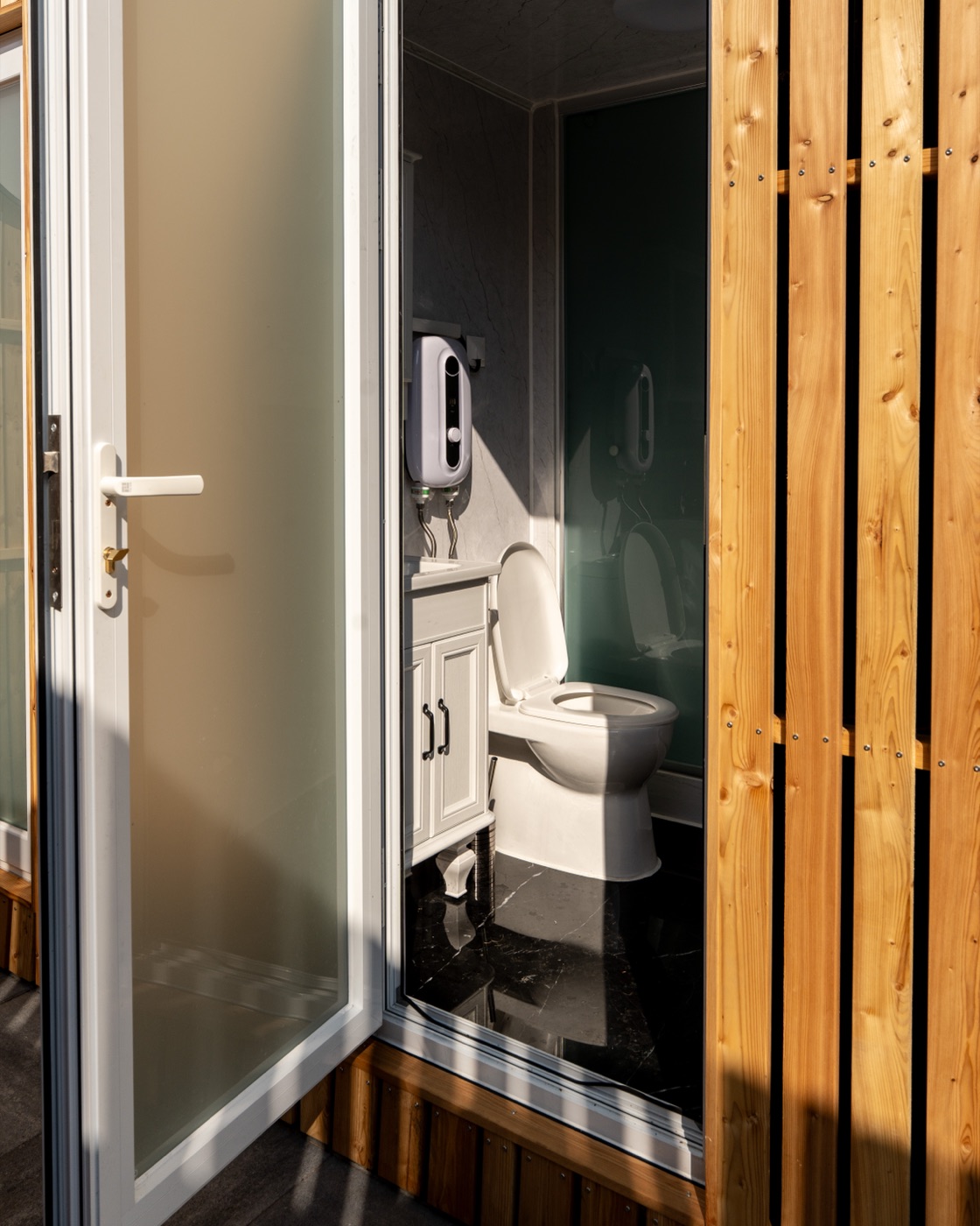 Eigenes VIP-Bad im Holzchalet am Campingplatz Red Bull Ring