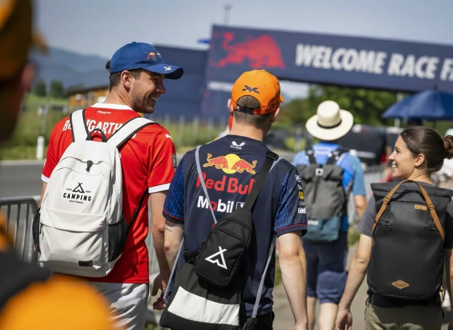 Gostje gredo 900 m od kampa do Red Bull Ringa — z nahrbtnikom Schitterhof CAMPING