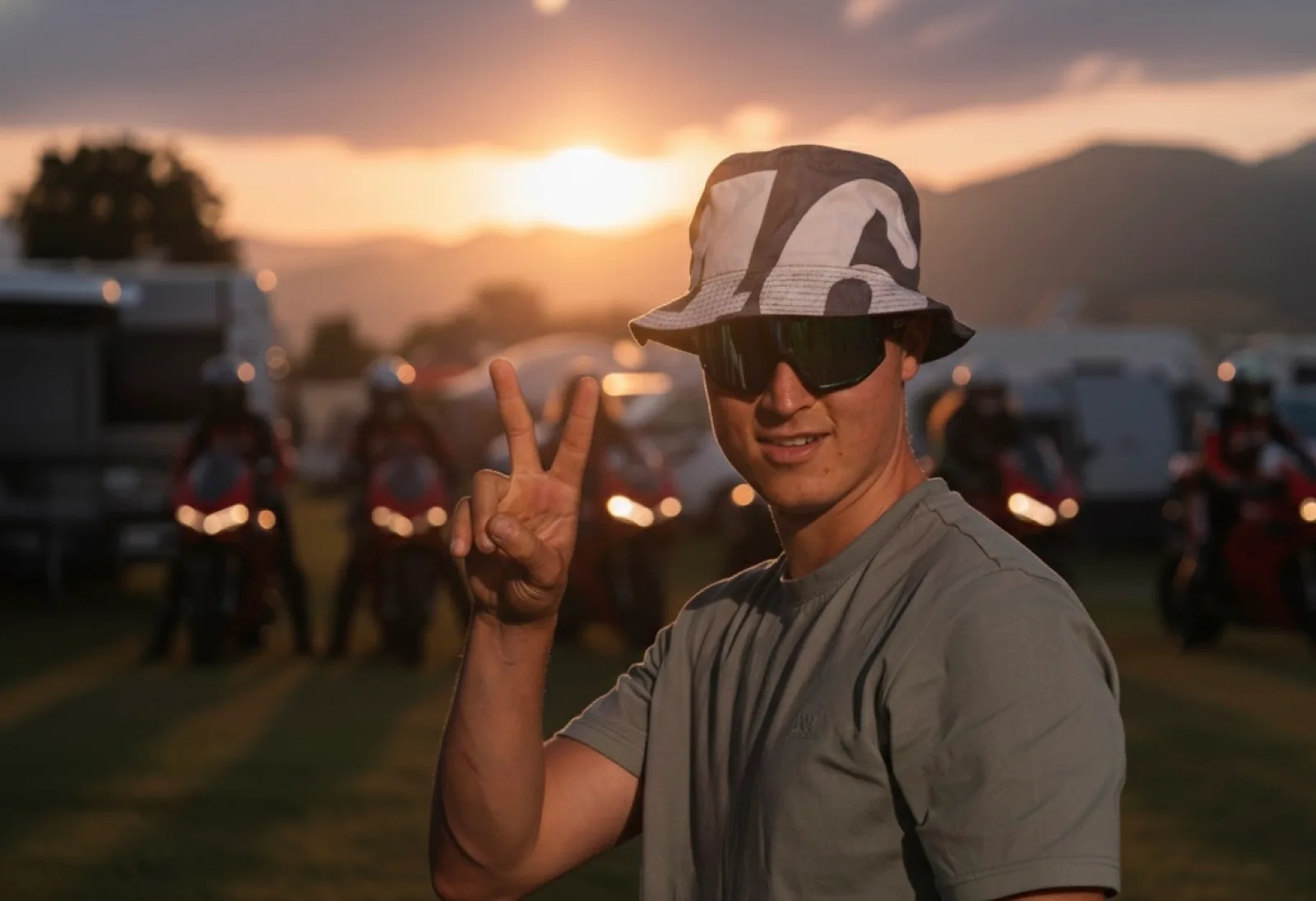 Navijač MotoGP v kampu v Spielbergu ob sončnem zahodu — superbiki na Red Bull Ringu